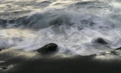 Nisipul negru de pe Plaja Punalu~u , Hawaii