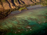 Panorama aeriana asupra coastei de sud a  Insulei Molokai, Hawaii