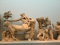 Reconstituire a statuetelor din Templul lui Zeus, la Muzeul de Arheologiedin Olimpia, Grecia