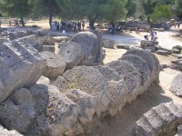 Ruine din coloanele Templului lui Zeus, Olimpia, Grecia